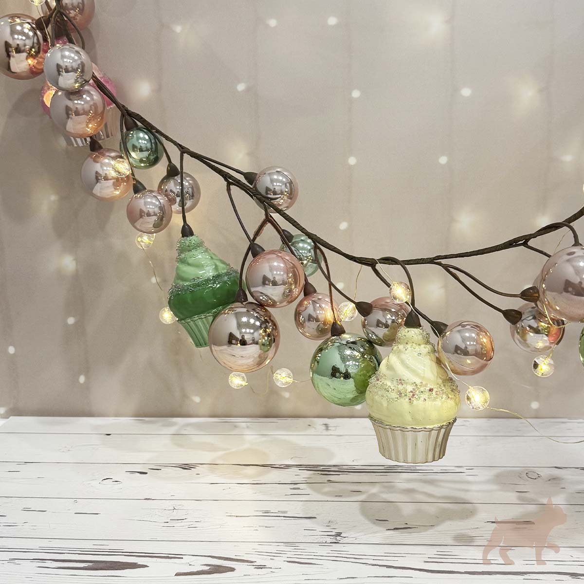 Guirnalda navideña de esferas y cupcakes pastel