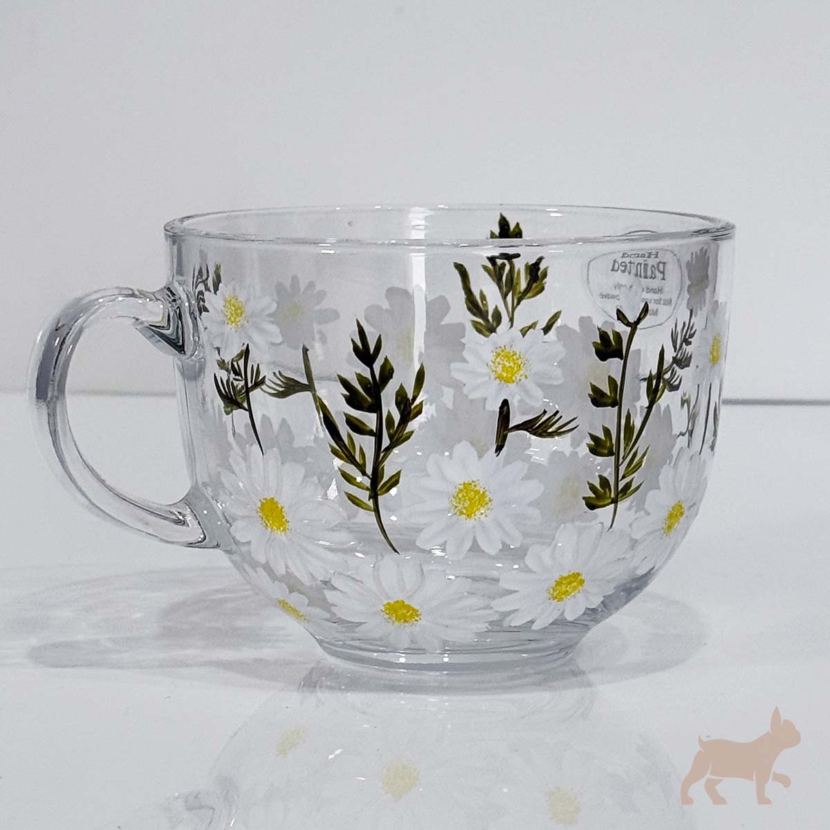 Taza de cristal con flores