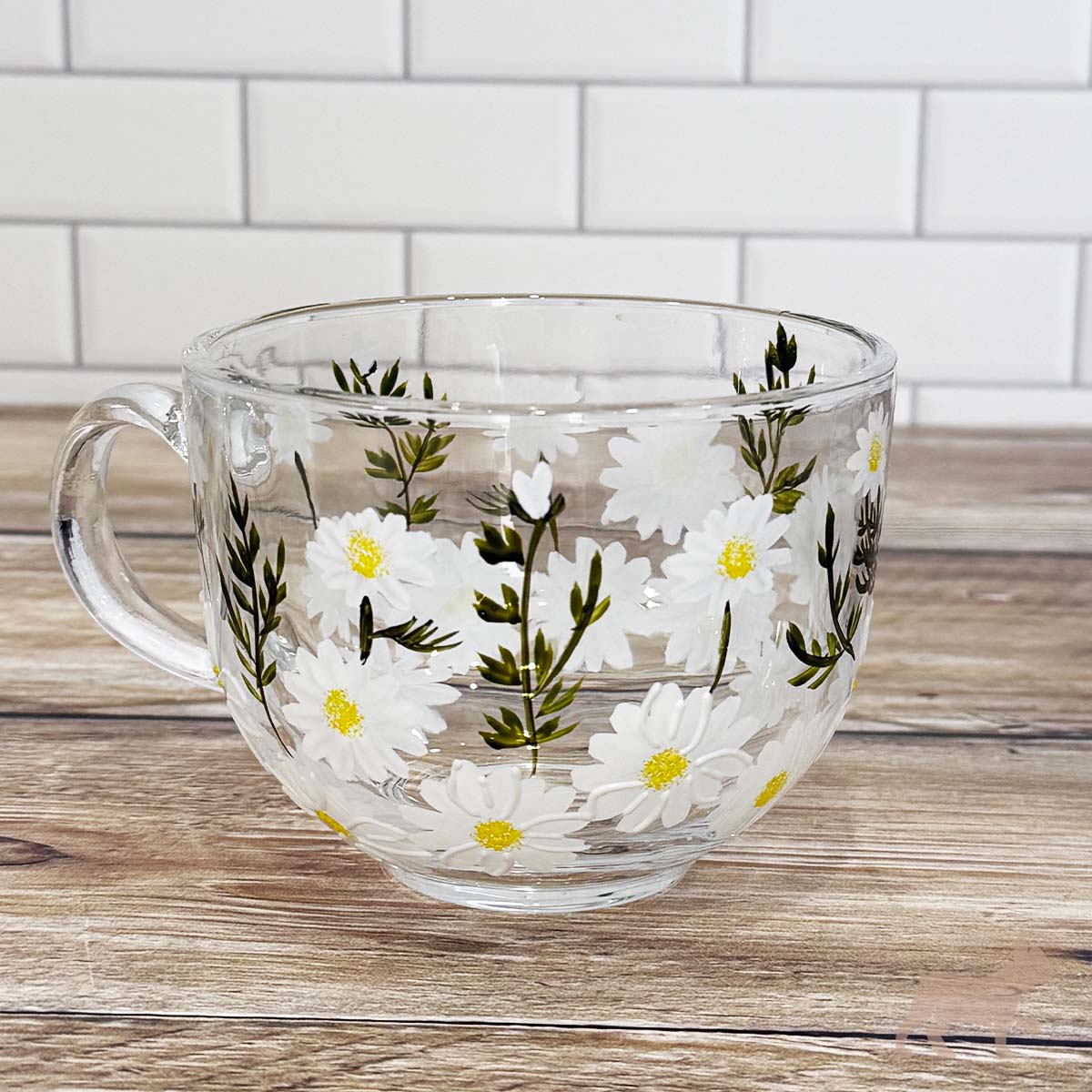 Taza de cristal con flores