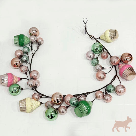 Guirnalda navideña de esferas y cupcakes pastel