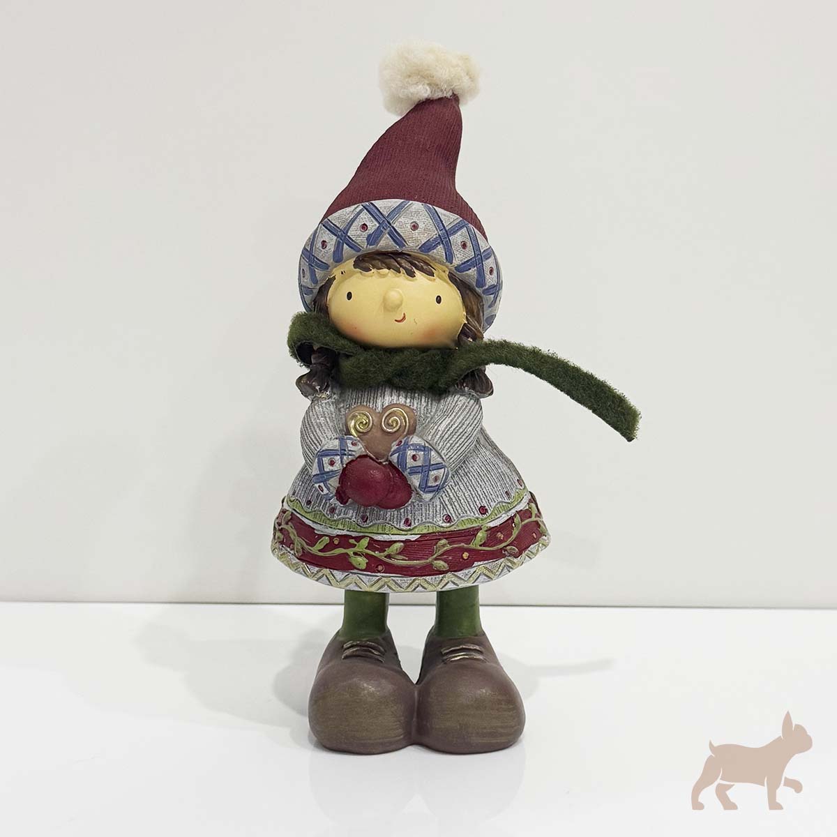 Figura Navideña Niña con Suéter Gris y Corazón