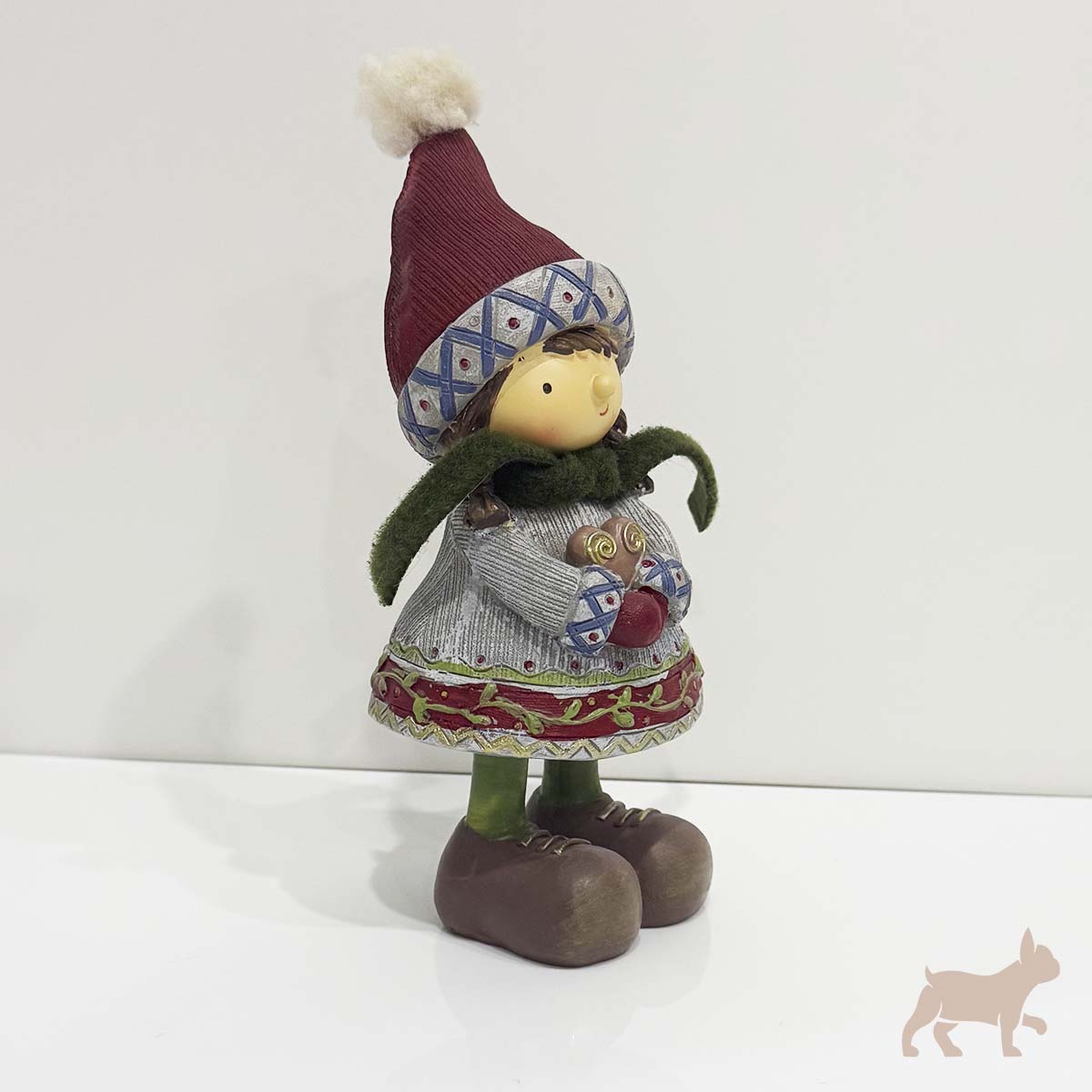 Figura Navideña Niña con Suéter Gris y Corazón