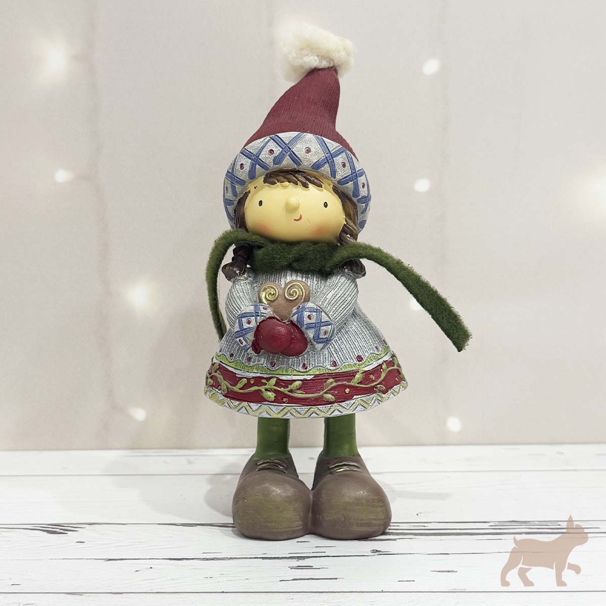 Figura Navideña Niña con Suéter Gris y Corazón