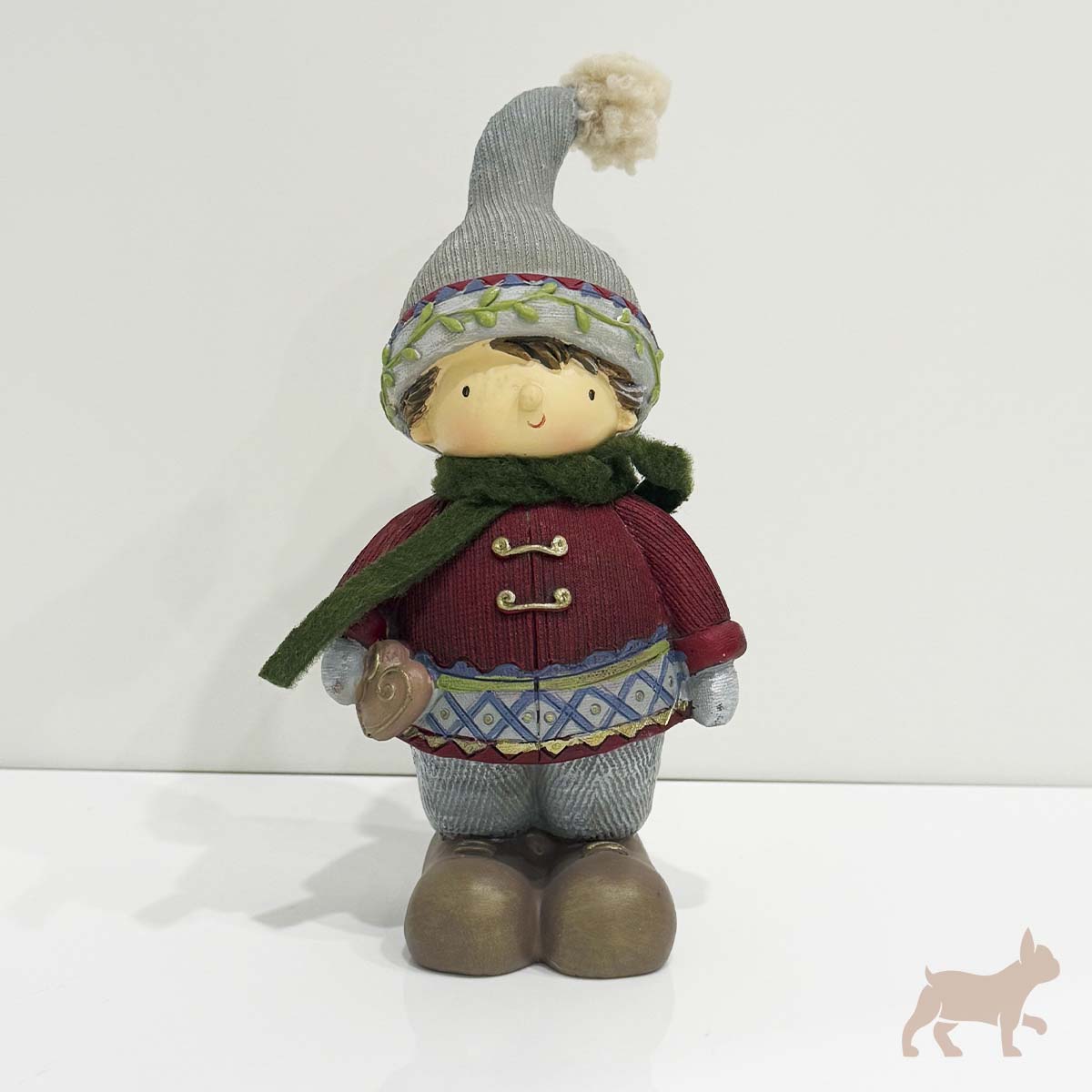 Figura Navideña Niño con Suéter Rojo y Corazón