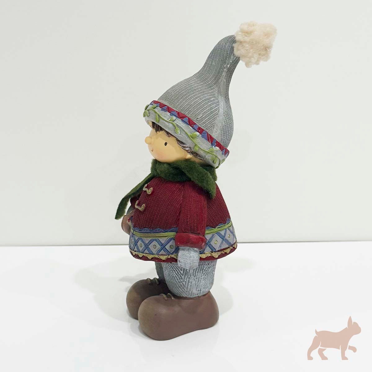 Figura Navideña Niño con Suéter Rojo y Corazón