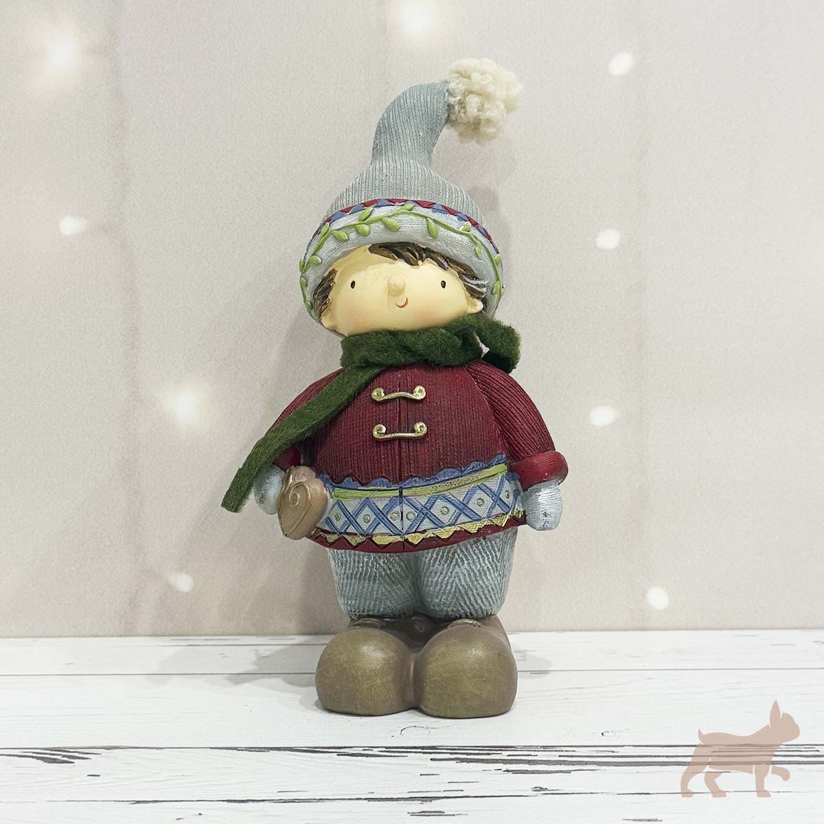 Figura Navideña Niño con Suéter Rojo y Corazón