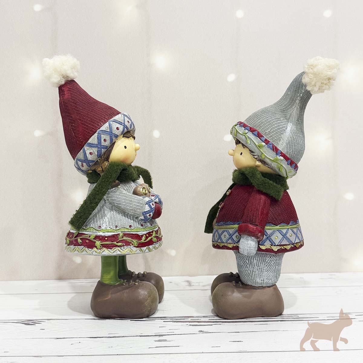 Figura Navideña Niña con Suéter Gris y Corazón