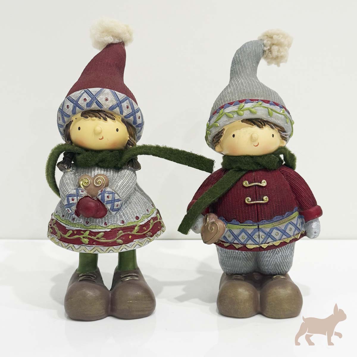 Figura Navideña Niña con Suéter Gris y Corazón