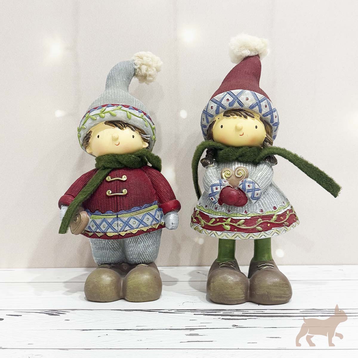 Figura Navideña Niña con Suéter Gris y Corazón