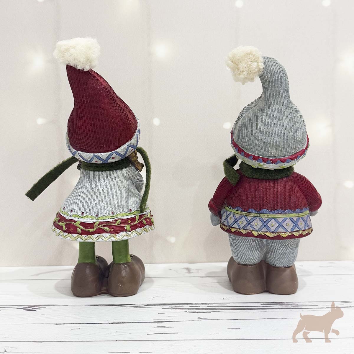 Figura Navideña Niño con Suéter Rojo y Corazón