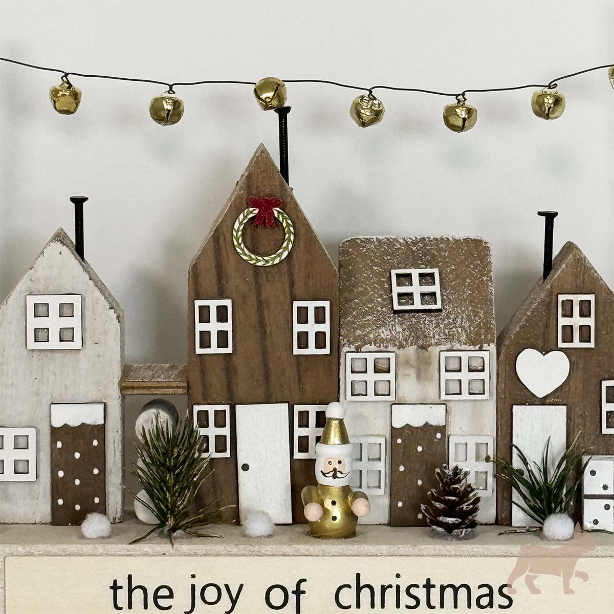 Villa Navideña Rústica con Cascabeles