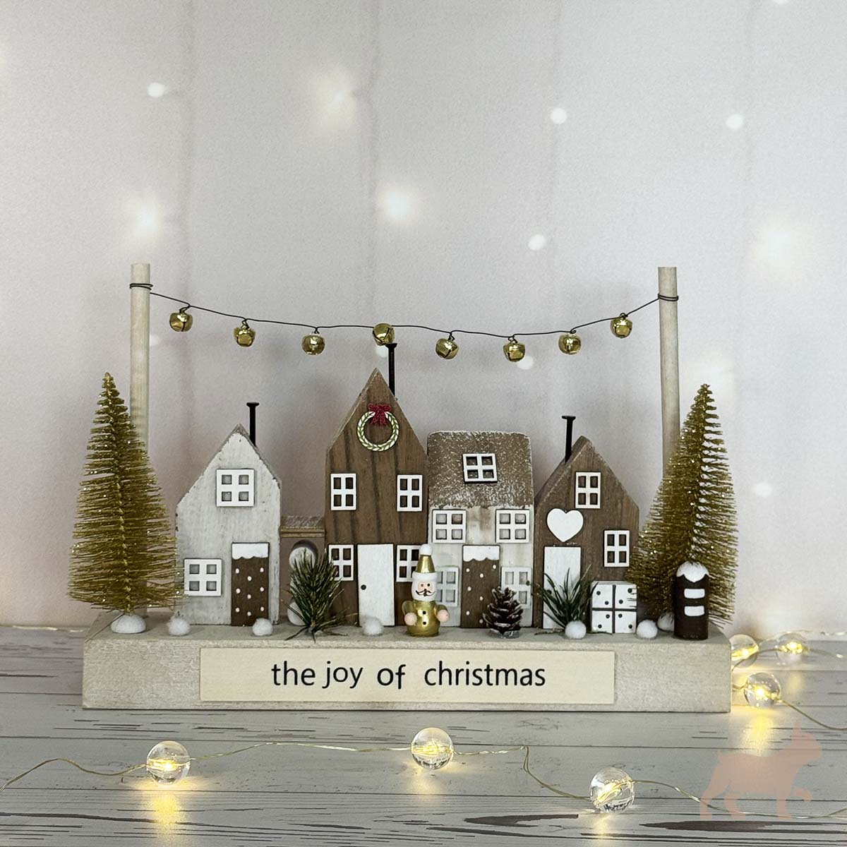 Villa Navideña Rústica con Cascabeles