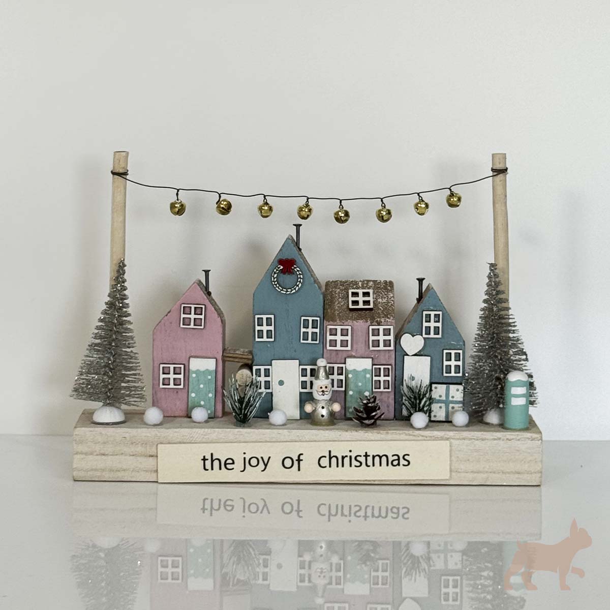 Villa Navideña Pastel con Cascabeles