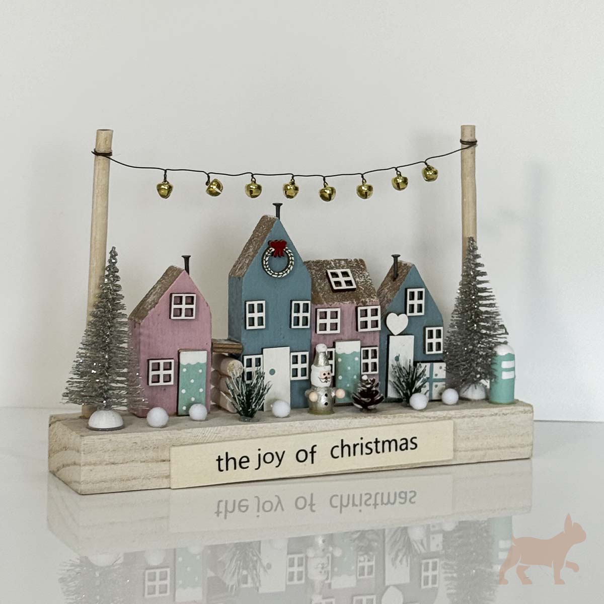 Villa Navideña Pastel con Cascabeles