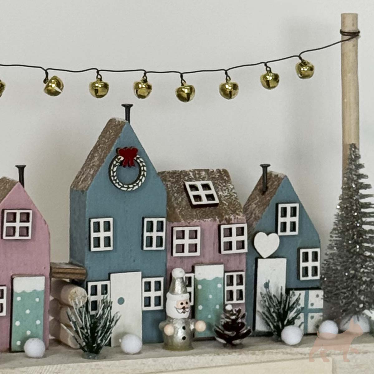 Villa Navideña Pastel con Cascabeles