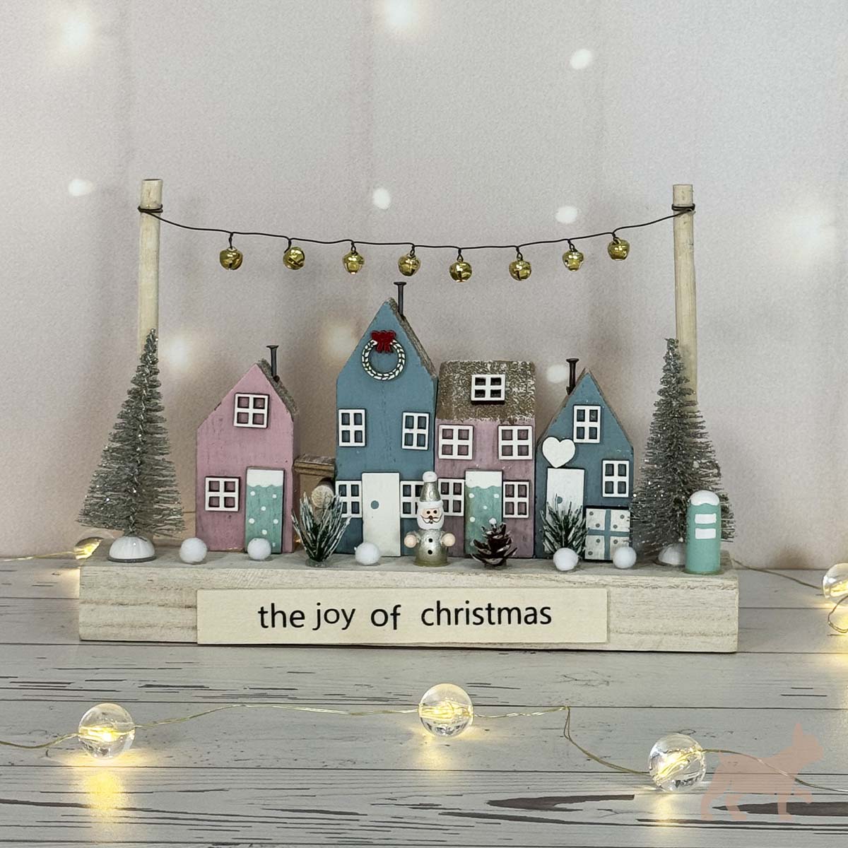 Villa Navideña Pastel con Cascabeles